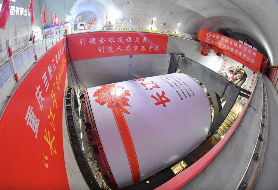 Hầm đường sắt xuy&ecirc;n s&ocirc;ng d&agrave;i nhất Trung Quốc- Ảnh 2.