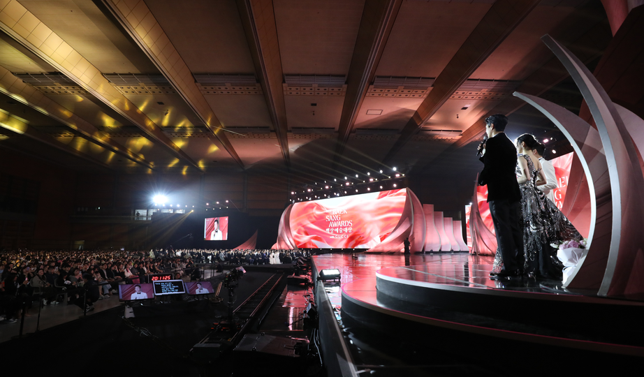 Kh&oacute; đo&aacute;n đường đua Giải thưởng nghệ thuật Baeksang lần thứ 62- Ảnh 1.