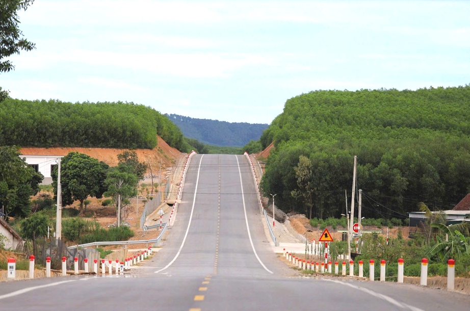 Nghệ An: Đề xuất thay thế nhiều cụm đ&egrave;n t&iacute;n hiệu tr&ecirc;n QL7C- Ảnh 1.