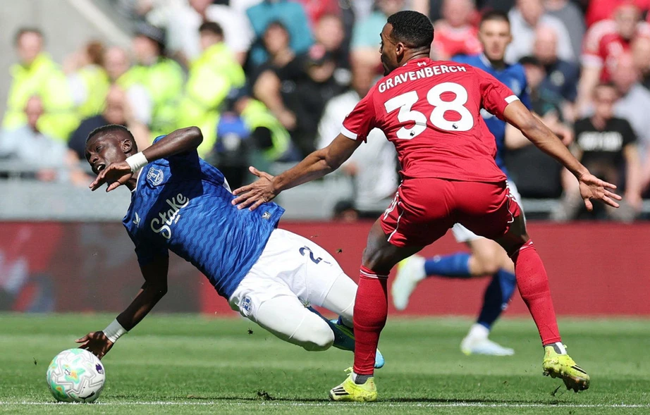 Ngoại hạng Anh: Van Dijk ghi b&agrave;n ph&uacute;t 90+10, Liverpool chật vật hạ Everton- Ảnh 2.