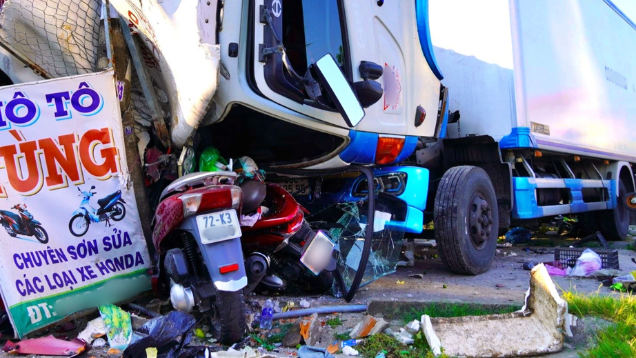 C&agrave; Mau: Xe tải t&ocirc;ng nhiều xe m&aacute;y ven đường quốc lộ 1, t&agrave;i xế bất tỉnh- Ảnh 1.