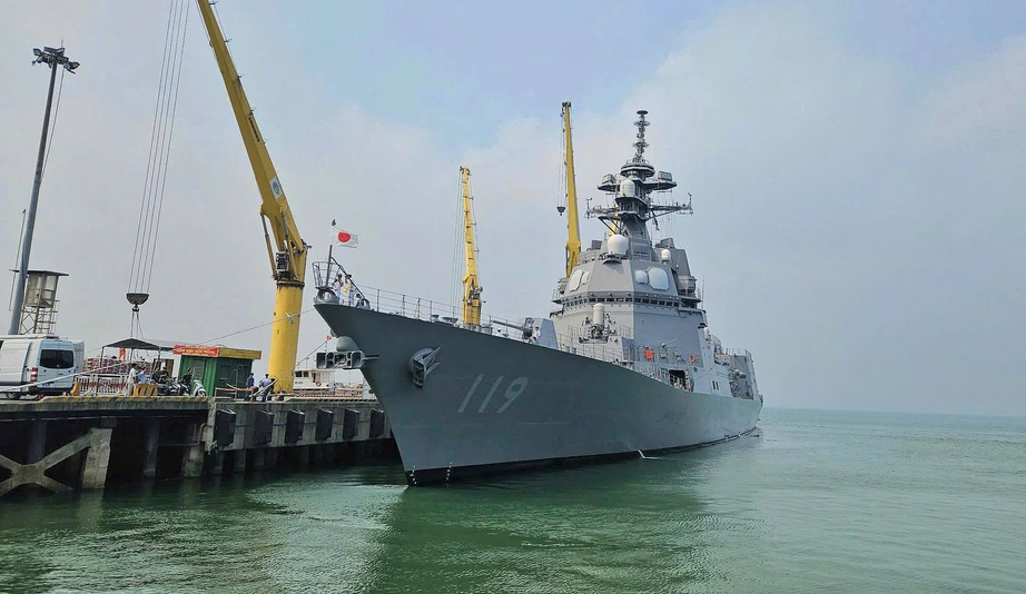 Cận cảnh t&agrave;u khu trục của Nhật Bản cập cảng Ti&ecirc;n Sa, thăm Đ&agrave; Nẵng- Ảnh 1.