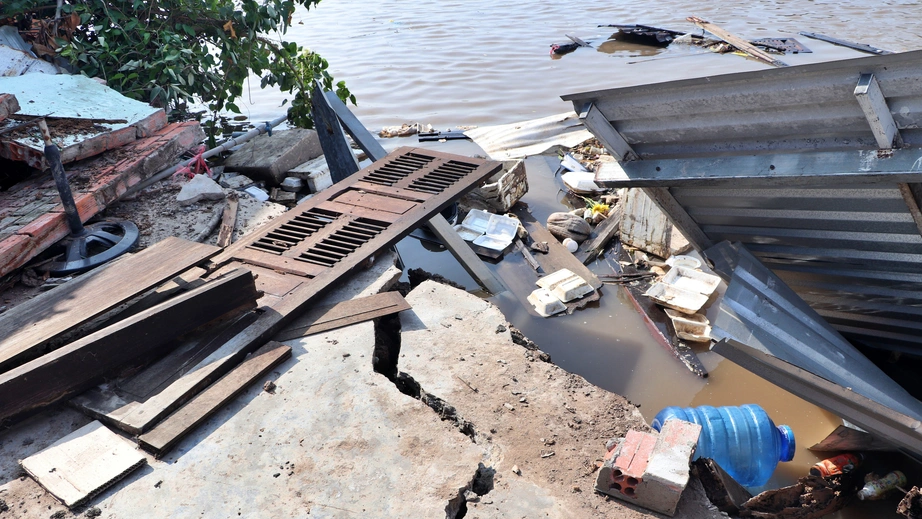 C&agrave; Mau: Sạt lở nghi&ecirc;m trọng trong đ&ecirc;m, ảnh hưởng 6 nh&agrave; d&acirc;n- Ảnh 1.