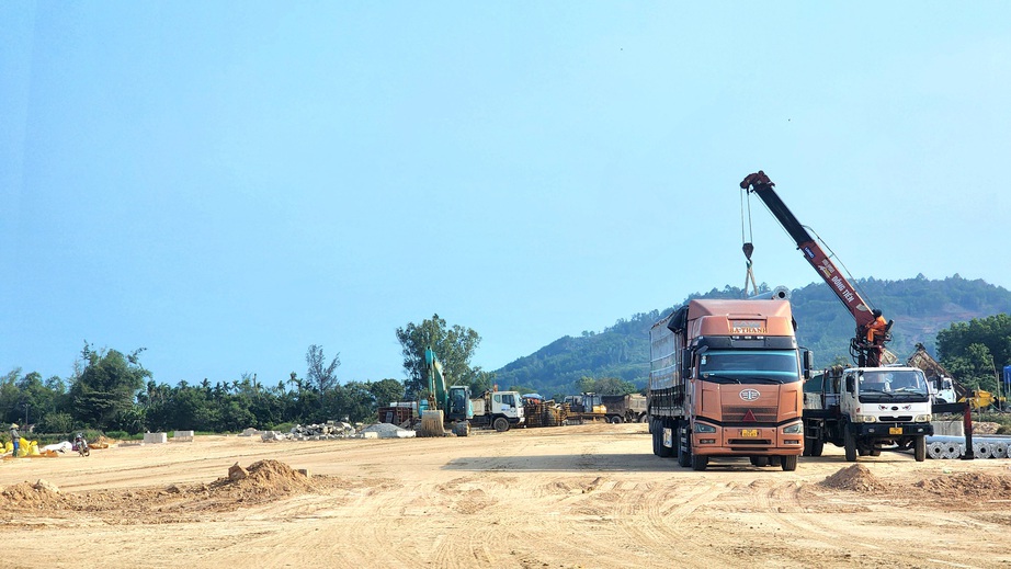 Quảng Ng&atilde;i gỡ vướng mặt bằng đẩy mạnh thi c&ocirc;ng đường 3.500 tỷ - Ảnh 2.