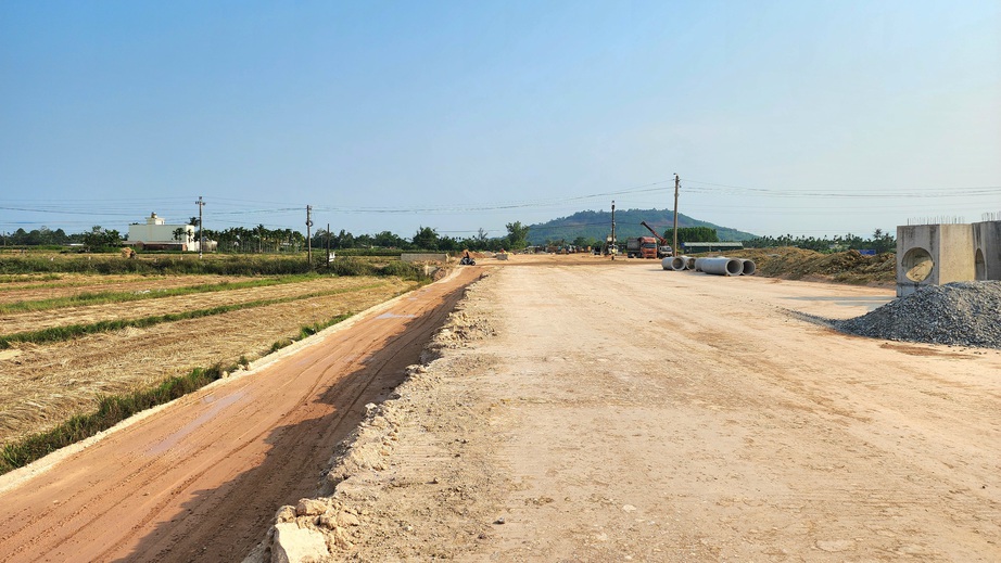 Quảng Ng&atilde;i gỡ vướng mặt bằng đẩy mạnh thi c&ocirc;ng đường 3.500 tỷ - Ảnh 1.