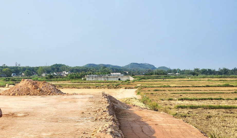 Quảng Ng&atilde;i gỡ vướng mặt bằng đẩy mạnh thi c&ocirc;ng đường 3.500 tỷ - Ảnh 7.