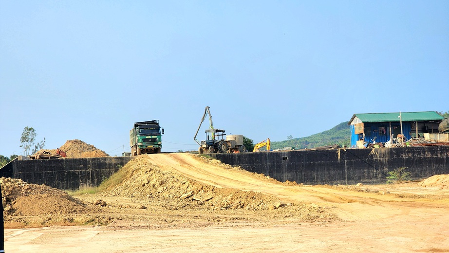 Quảng Ng&atilde;i gỡ vướng mặt bằng đẩy mạnh thi c&ocirc;ng đường 3.500 tỷ - Ảnh 6.