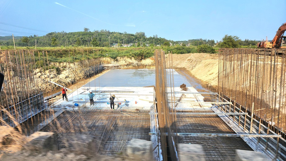 Quảng Ng&atilde;i gỡ vướng mặt bằng đẩy mạnh thi c&ocirc;ng đường 3.500 tỷ - Ảnh 4.