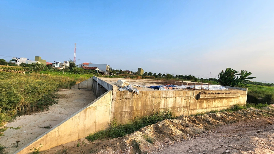 Quảng Ng&atilde;i gỡ vướng mặt bằng đẩy mạnh thi c&ocirc;ng đường 3.500 tỷ - Ảnh 9.