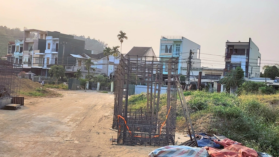 Quảng Ng&atilde;i gỡ vướng mặt bằng đẩy mạnh thi c&ocirc;ng đường 3.500 tỷ - Ảnh 12.