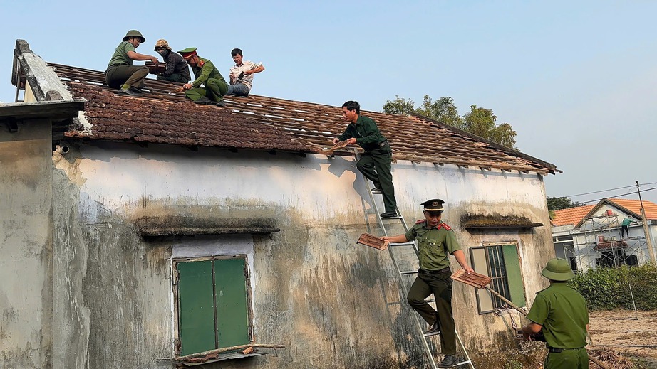 Quảng Ng&atilde;i: Chi hơn 5 tỷ đồng x&oacute;a nh&agrave; tạm, dột n&aacute;t cho con nạn nh&acirc;n nhiễm chất độc ho&aacute; học- Ảnh 1.