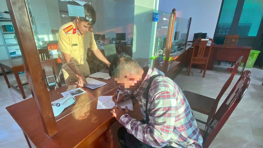 CSGT C&agrave; Mau hỗ trợ người vi phạm giao th&ocirc;ng kh&oacute; khăn nộp phạt- Ảnh 1.