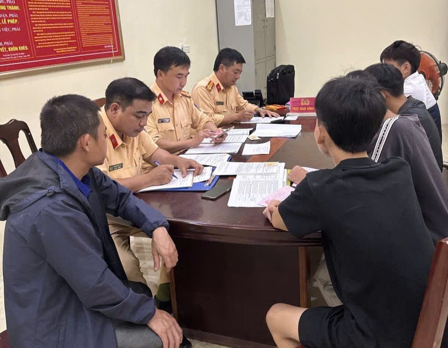 X&aacute;c minh xử l&yacute; nh&oacute;m học sinh đi xe kh&ocirc;ng đội mũ bảo hiểm- Ảnh 1.