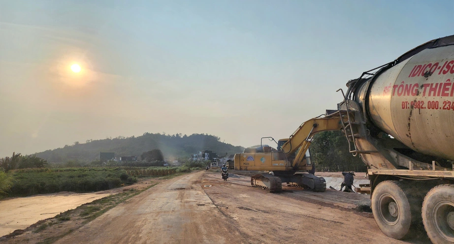 Quảng Ng&atilde;i gỡ vướng mặt bằng đẩy mạnh thi c&ocirc;ng đường 3.500 tỷ - Ảnh 15.
