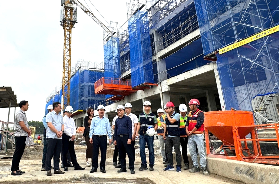 Ninh Bình: Tăng tốc dự án nhà ở xã hội nghìn tỷ đồng, quyết tâm bàn giao đúng tiến độ- Ảnh 1.