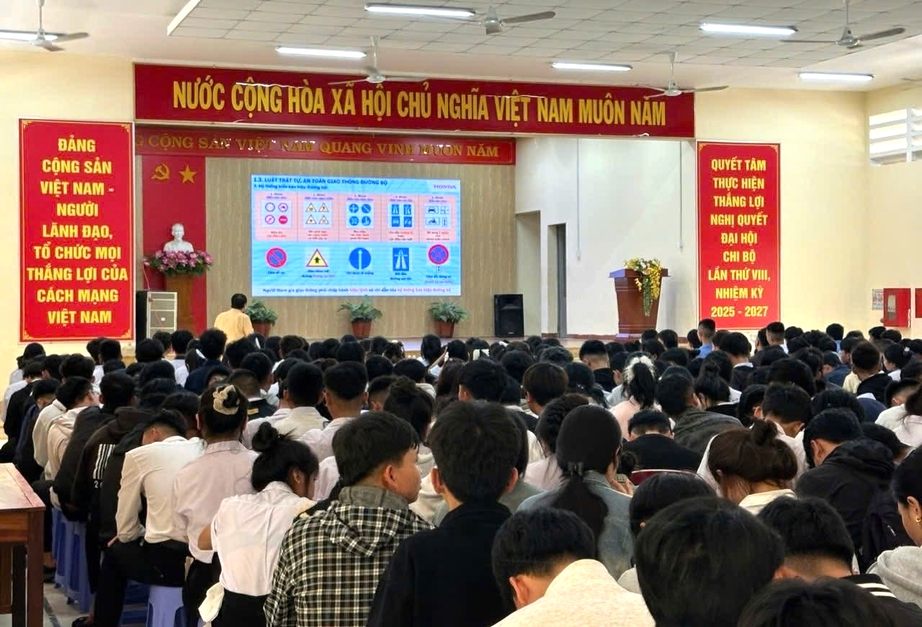 Đa dạng h&igrave;nh thức tuy&ecirc;n truyền, n&acirc;ng cao &yacute; thức giao th&ocirc;ng cho học sinh ở Kh&aacute;nh Ho&agrave;- Ảnh 1.