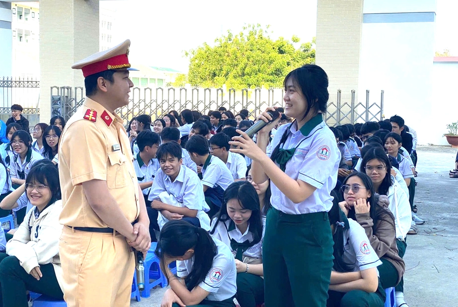 Đa dạng h&igrave;nh thức tuy&ecirc;n truyền, n&acirc;ng cao &yacute; thức giao th&ocirc;ng cho học sinh ở Kh&aacute;nh Ho&agrave;- Ảnh 2.