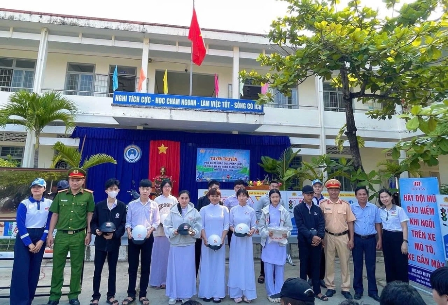 Đa dạng h&igrave;nh thức tuy&ecirc;n truyền, n&acirc;ng cao &yacute; thức giao th&ocirc;ng cho học sinh ở Kh&aacute;nh Ho&agrave;- Ảnh 3.