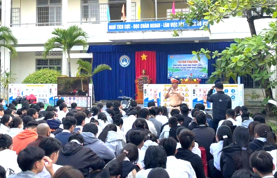 Đa dạng h&igrave;nh thức tuy&ecirc;n truyền, n&acirc;ng cao &yacute; thức giao th&ocirc;ng cho học sinh ở Kh&aacute;nh Ho&agrave;- Ảnh 4.