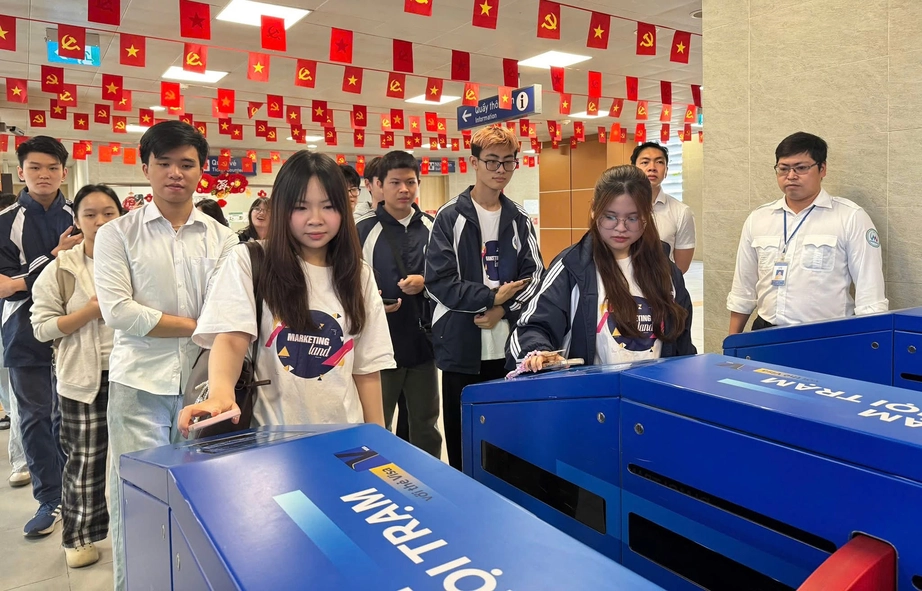 Xu hướng du lịch nội đ&ocirc; bằng t&agrave;u điện, xe bu&yacute;t- Ảnh 1.