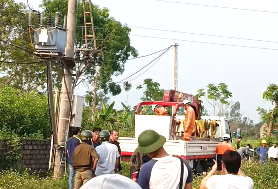 Ph&aacute;t hiện thi thể nam sinh tr&ecirc;n cột điện ở Nghệ An- Ảnh 1.