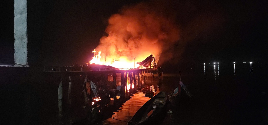 T&agrave;u c&aacute; bất ngờ bốc ch&aacute;y dữ dội ở Huế- Ảnh 1.