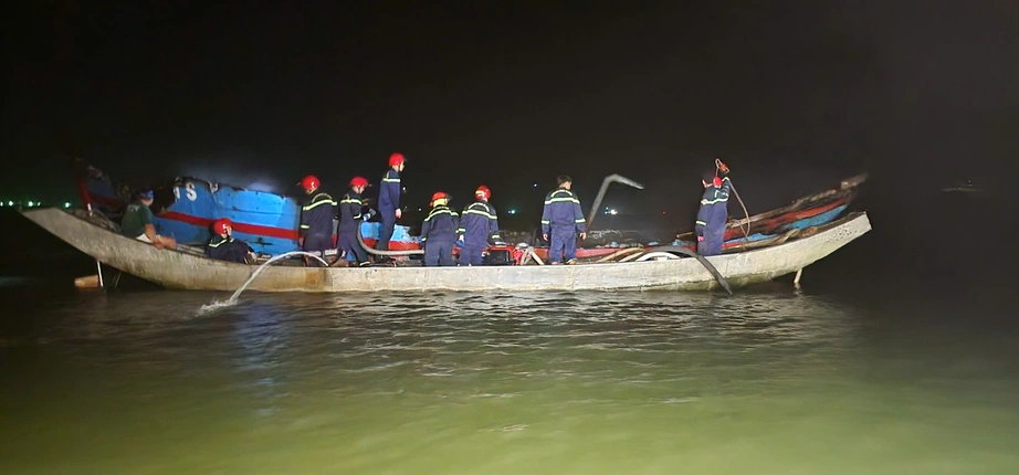 T&agrave;u c&aacute; bất ngờ bốc ch&aacute;y dữ dội ở Huế- Ảnh 2.