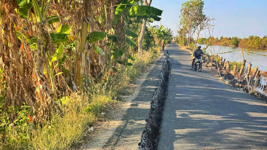 C&agrave; Mau: Sạt lở đất trong đ&ecirc;m, l&agrave;m đoạn đường d&agrave;i 61m bị sụt l&uacute;n s&acirc;u gần 1m- Ảnh 1.