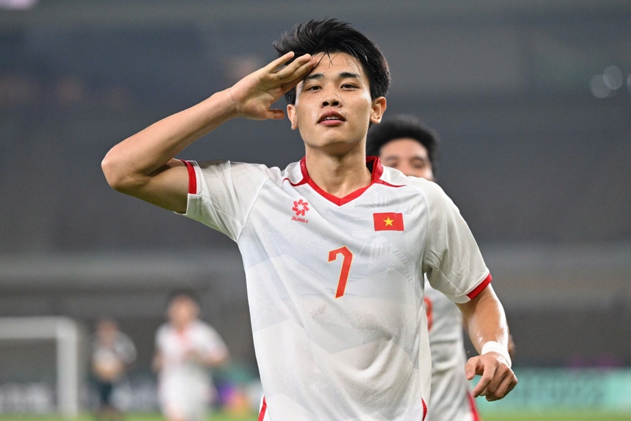 Đ&igrave;nh Bắc đủ khả năng kho&aacute;c &aacute;o CLB h&agrave;ng đầu Nhật Bản?- Ảnh 1.