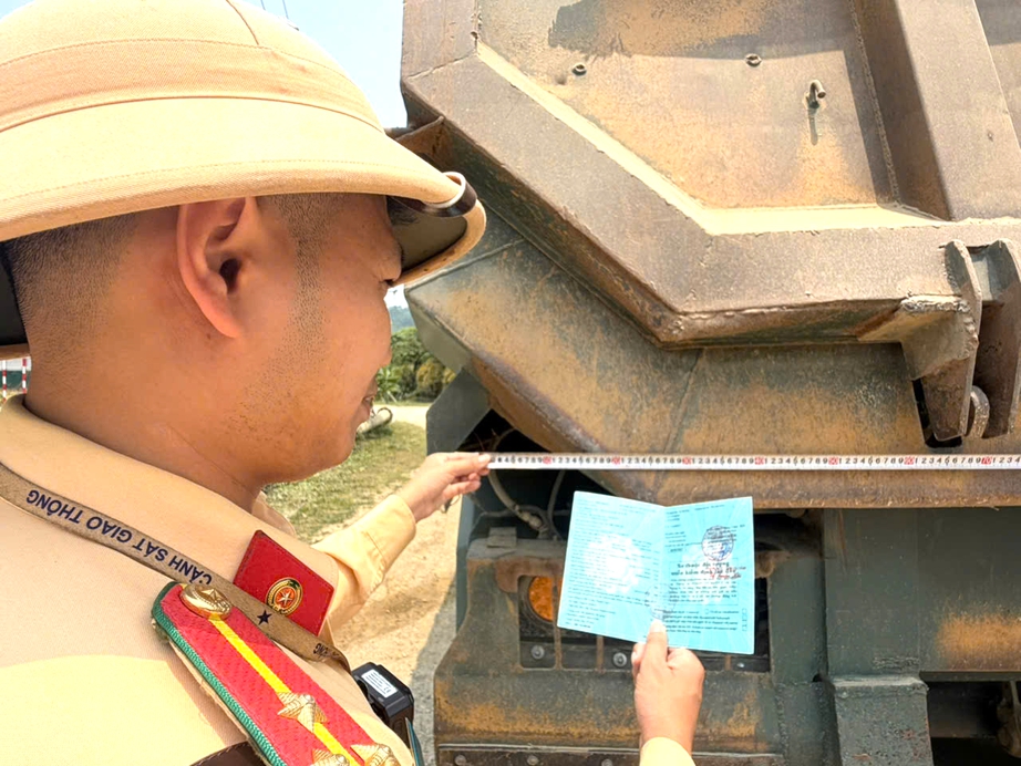 Xử l&yacute; &ocirc; t&ocirc; cơi nới th&ugrave;ng, chở h&agrave;ng qu&aacute; tải ở Ph&uacute; Thọ - Ảnh 10.