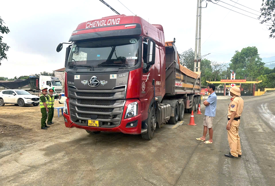 Xử l&yacute; &ocirc; t&ocirc; cơi nới th&ugrave;ng, chở h&agrave;ng qu&aacute; tải ở Ph&uacute; Thọ - Ảnh 2.