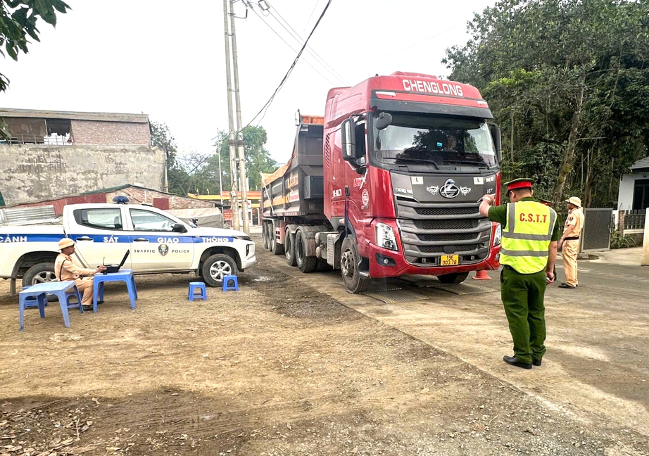 Xử l&yacute; &ocirc; t&ocirc; cơi nới th&ugrave;ng, chở h&agrave;ng qu&aacute; tải ở Ph&uacute; Thọ - Ảnh 1.