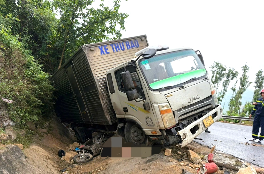 &Ocirc; t&ocirc; tải va chạm xe m&aacute;y tr&ecirc;n QL1A đoạn qua Đắk Lắk, hai người thương vong- Ảnh 1.