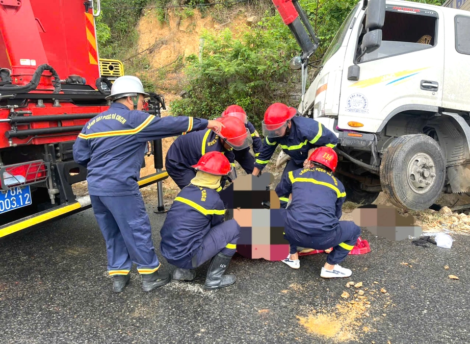 &Ocirc; t&ocirc; tải va chạm xe m&aacute;y tr&ecirc;n QL1A đoạn qua Đắk Lắk, hai người thương vong- Ảnh 2.