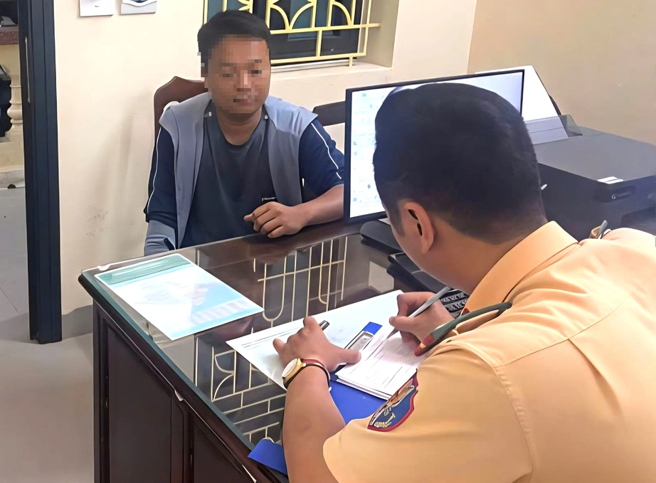 Ninh B&igrave;nh: Xử phạt xe chở vật liệu rơi v&atilde;i sau phản &aacute;nh của người d&acirc;n- Ảnh 1.