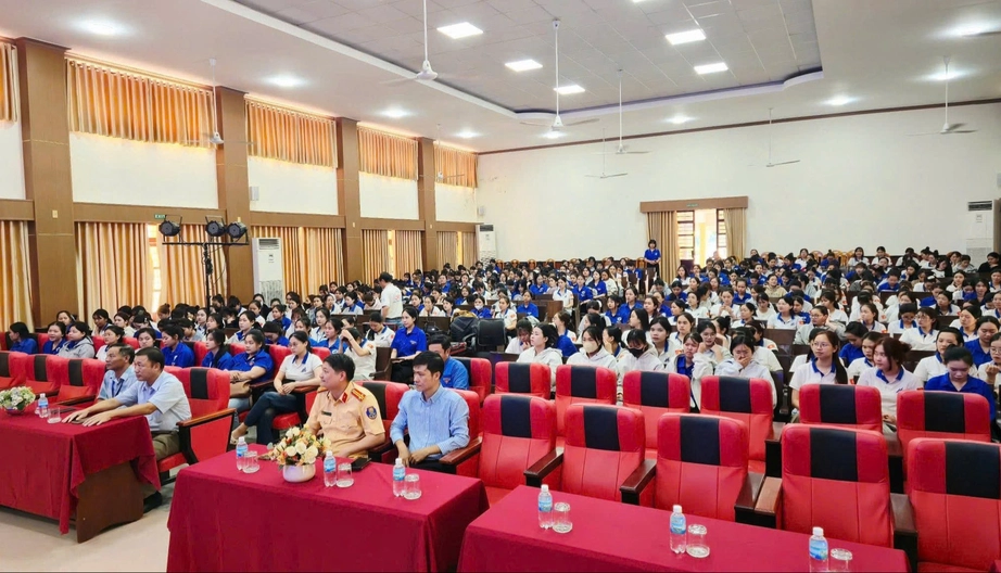 CSGT Kh&aacute;nh H&ograve;a tuy&ecirc;n truyền ph&aacute;p luật ATGT cho hơn 800 sinh vi&ecirc;n Trường CĐSP Trung ương- Ảnh 2.