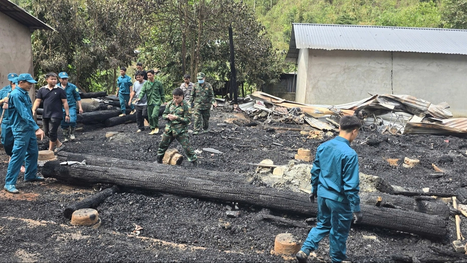 Ch&aacute;y nh&agrave; l&uacute;c rạng s&aacute;ng ở Lai Ch&acirc;u, 3 trẻ nhỏ tử vong- Ảnh 1.