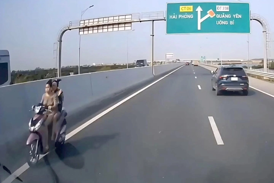 CSGT t&igrave;m hai c&ocirc; g&aacute;i đi xe m&aacute;y đi ngược chiều tr&ecirc;n l&agrave;n cao tốc 100 km/h- Ảnh 1.