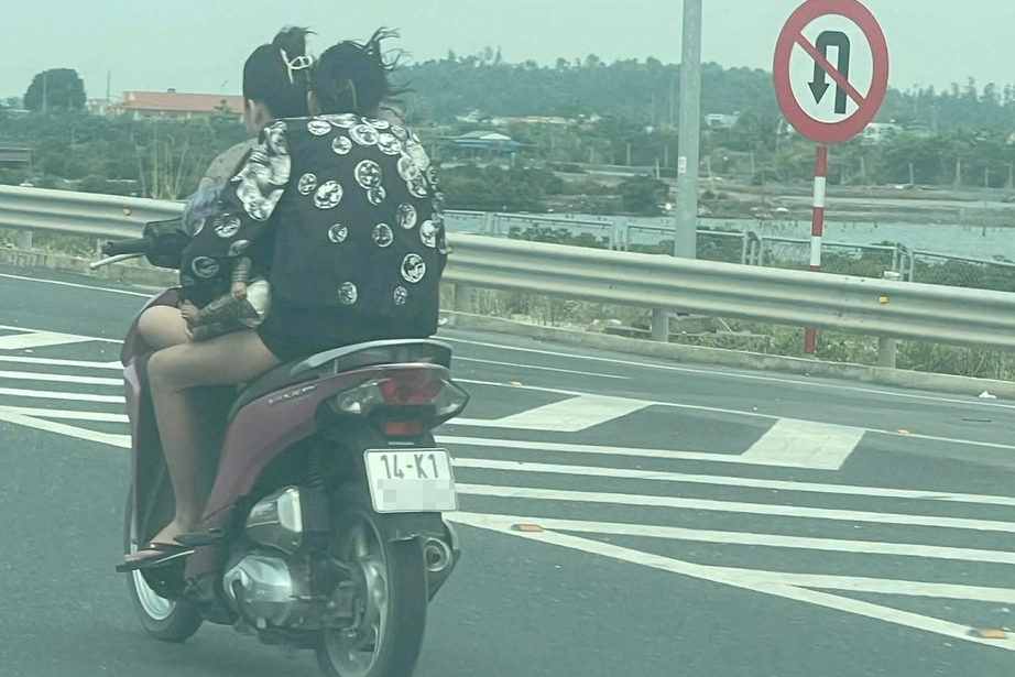 CSGT t&igrave;m hai c&ocirc; g&aacute;i đi xe m&aacute;y đi ngược chiều tr&ecirc;n l&agrave;n cao tốc 100 km/h- Ảnh 2.