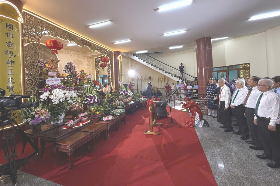 Nguy&ecirc;n Chủ tịch nước Nguyễn Minh Triết dự Lễ Giỗ Tổ H&ugrave;ng Vương tại TP.HCM- Ảnh 2.