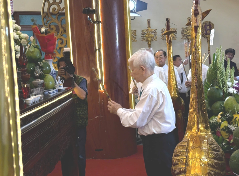 Nguy&ecirc;n Chủ tịch nước Nguyễn Minh Triết dự Lễ Giỗ Tổ H&ugrave;ng Vương tại TP.HCM- Ảnh 1.