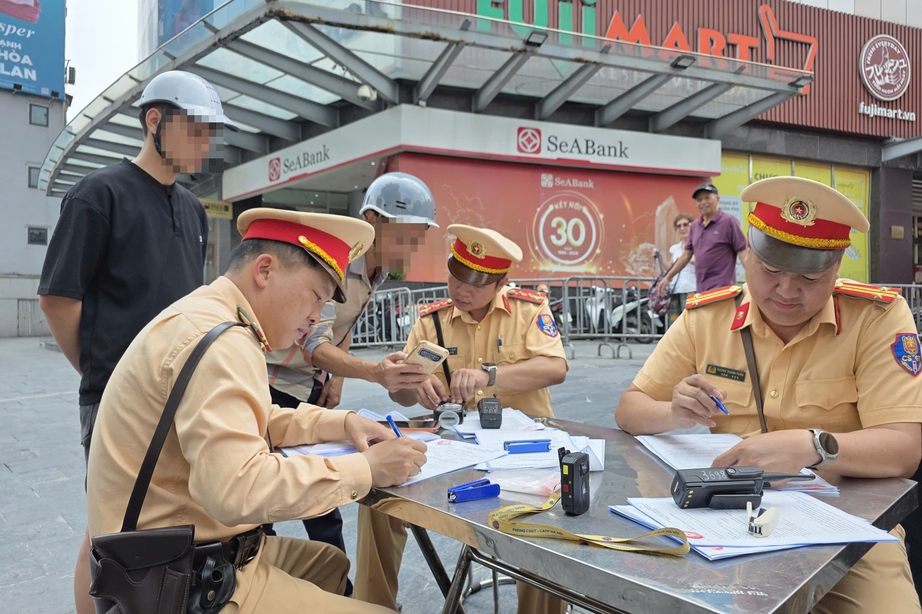 CSGT xử l&yacute; xuy&ecirc;n nghỉ lễ, nhiều t&agrave;i xế c&oacute; nồng độ cồn vượt mức "kịch khung" bị tạm giữ xe- Ảnh 10.