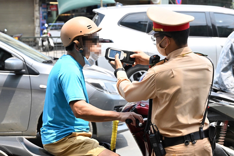 CSGT xử l&yacute; xuy&ecirc;n nghỉ lễ, nhiều t&agrave;i xế c&oacute; nồng độ cồn vượt mức "kịch khung" bị tạm giữ xe- Ảnh 8.