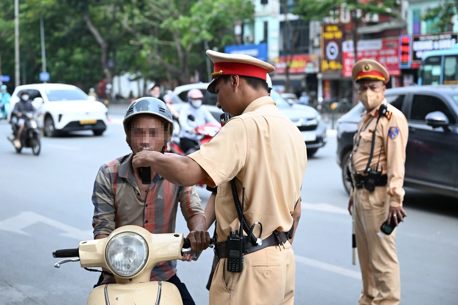 CSGT xử l&yacute; xuy&ecirc;n nghỉ lễ, nhiều t&agrave;i xế c&oacute; nồng độ cồn vượt mức "kịch khung" bị tạm giữ xe- Ảnh 2.