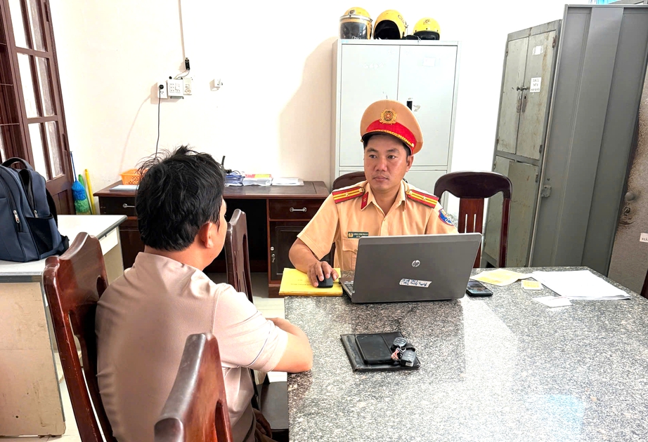 Xử phạt t&agrave;i xế xe tải vượt ẩu tr&ecirc;n đường cong, su&yacute;t g&acirc;y tai nạn ở Đắk Lắk- Ảnh 1.