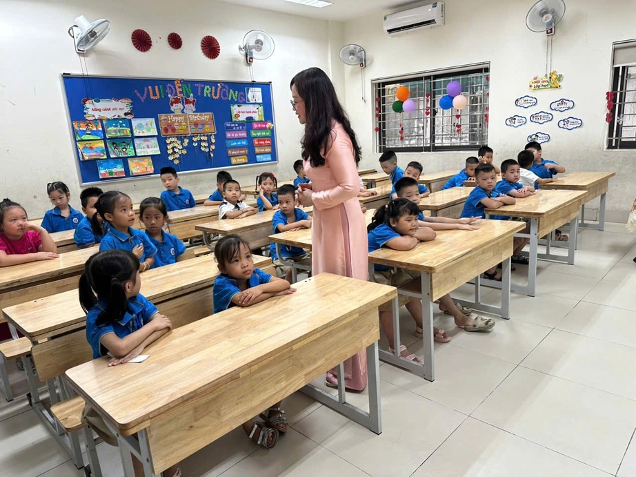Siết dạy th&ecirc;m: Kh&ocirc;ng thu tiền trong trường, giới hạn thời lượng- Ảnh 1.