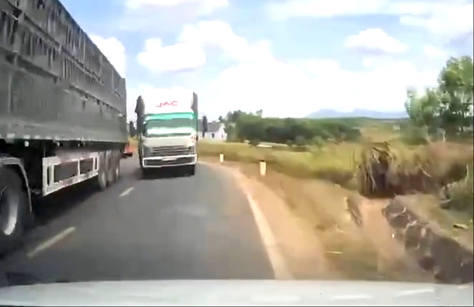 Xử phạt t&agrave;i xế xe tải vượt ẩu tr&ecirc;n đường cong, su&yacute;t g&acirc;y tai nạn ở Đắk Lắk- Ảnh 2.