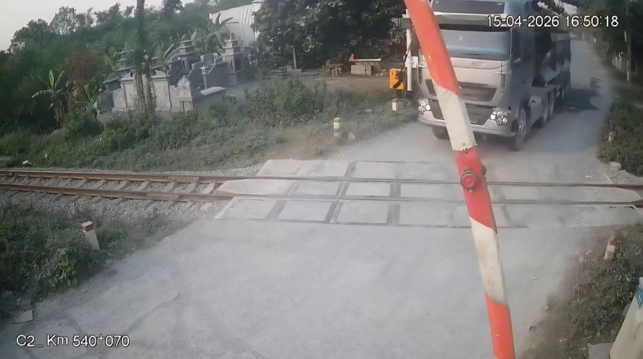 T&agrave;i xế &ocirc; t&ocirc; đầu k&eacute;o cố t&igrave;nh vượt đường ngang ở Quảng Trị bị xử phạt- Ảnh 1.