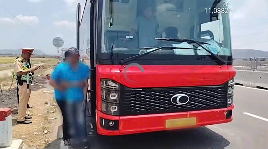 Ph&aacute;t hiện, xử l&yacute; nhiều phương tiện &ldquo;nhồi&rdquo; h&agrave;nh kh&aacute;ch tr&ecirc;n cao tốc qua Kh&aacute;nh H&ograve;a &ndash; L&acirc;m Đồng- Ảnh 1.