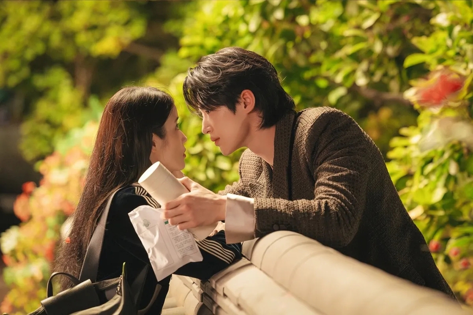 Giải m&atilde; cơn sốt "Perfect crown" c&oacute; IU v&agrave; Byun Woo Seok đ&oacute;ng ch&iacute;nh- Ảnh 2.